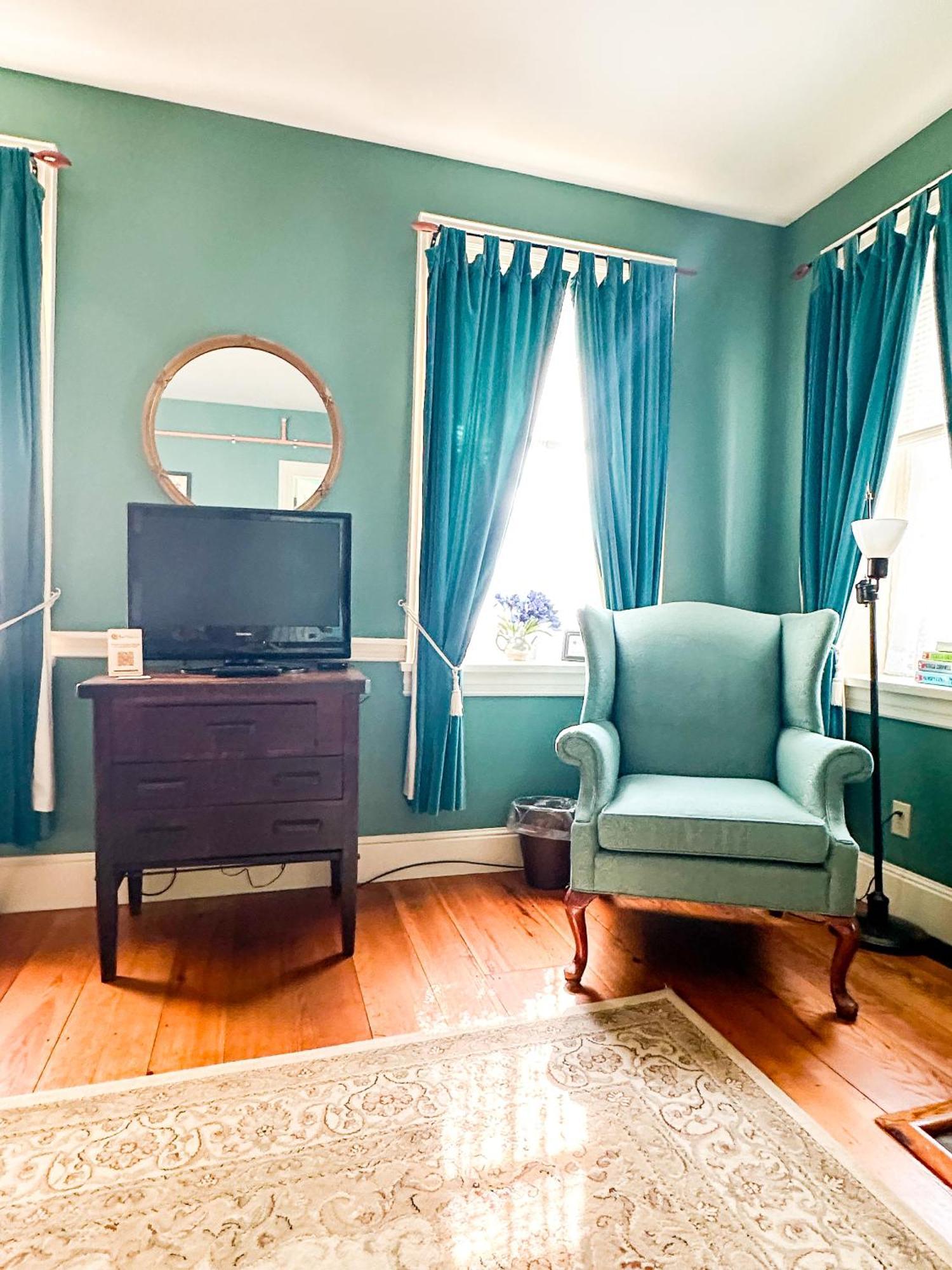 The Black Walnut Inn Amherst Extérieur photo